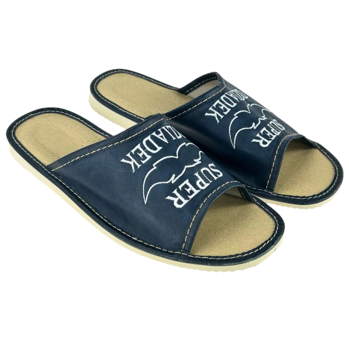 Granatowe kapcie na dzień dziadka z napisem kapcie na prezent dla dziadka