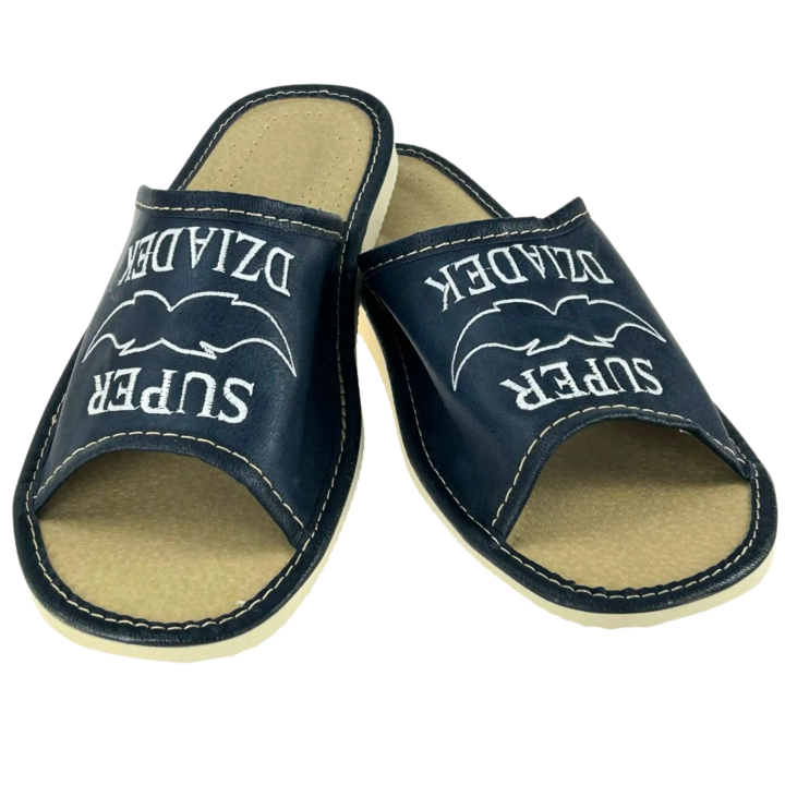 Granatowe kapcie na dzień dziadka z napisem kapcie na prezent dla dziadka