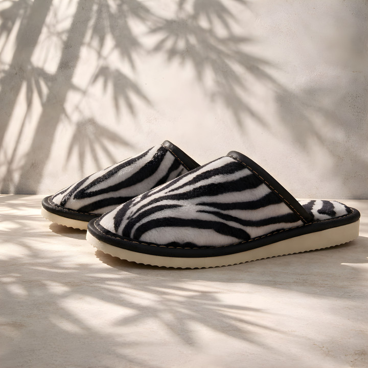 Klapki damskie we wzór zeberki, modne kapcie kryte domowe