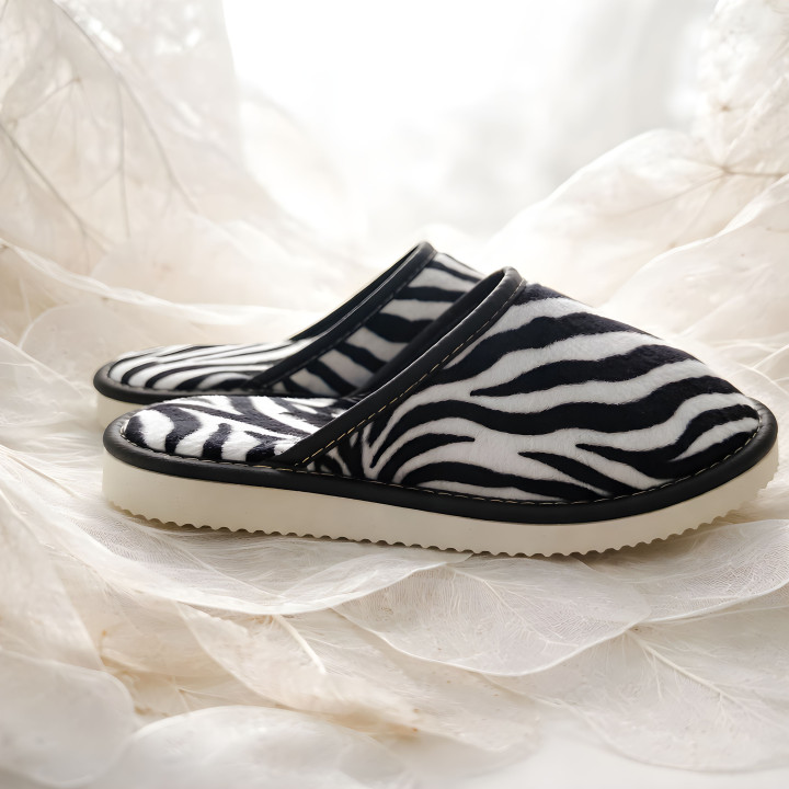 Klapki damskie we wzór zeberki, modne kapcie kryte domowe
