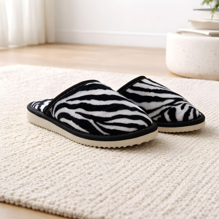 Klapki damskie we wzór zeberki, modne kapcie kryte domowe