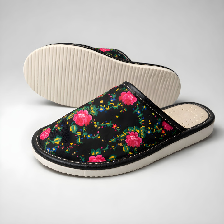 Czarne regionalne pantofle damskie, kryte kapcie z Zakopanego