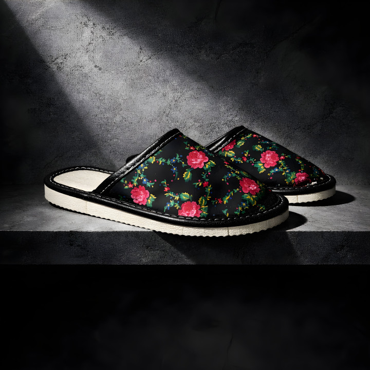 Czarne regionalne pantofle damskie, kryte kapcie z Zakopanego