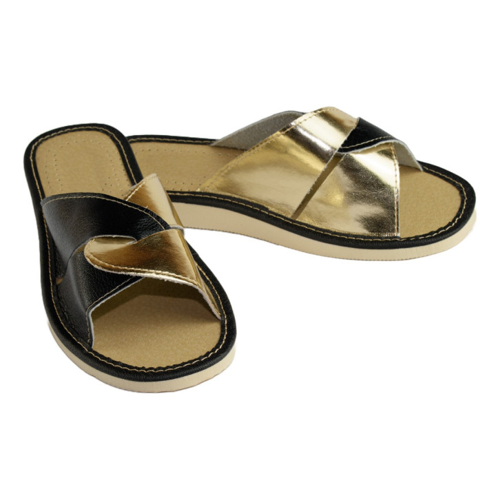 Odkryte kapcie damskie ze złotą wstawką, czarne pantofle damskie