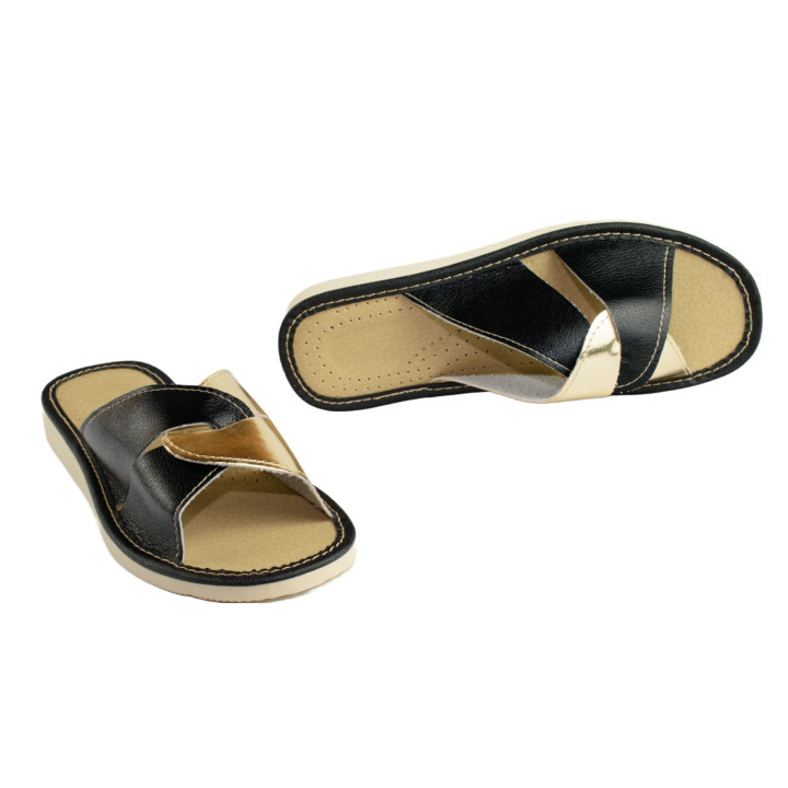 Odkryte kapcie damskie ze złotą wstawką, czarne pantofle damskie