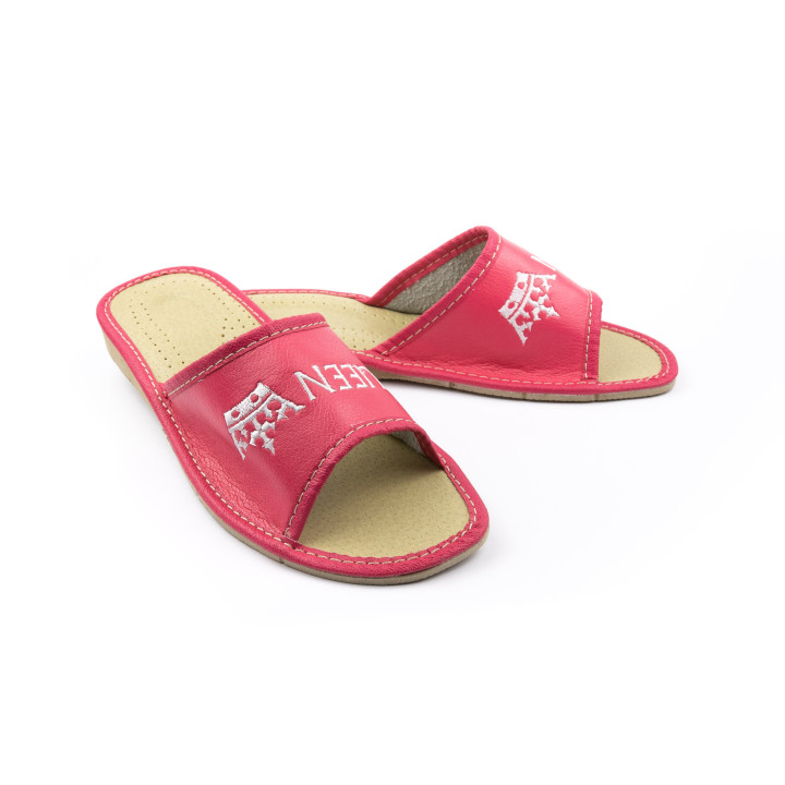 Pantofle damskie, różowe kapcie domowe z napisem QUEEN