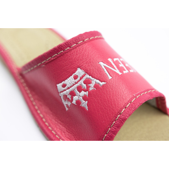 Pantofle damskie, różowe kapcie domowe z napisem QUEEN