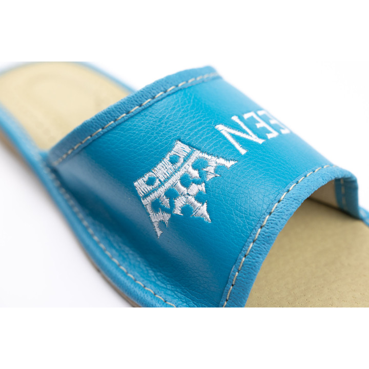 Pantofle domowe niebieskie damskie z napisem Queen, cichobiegi damskie