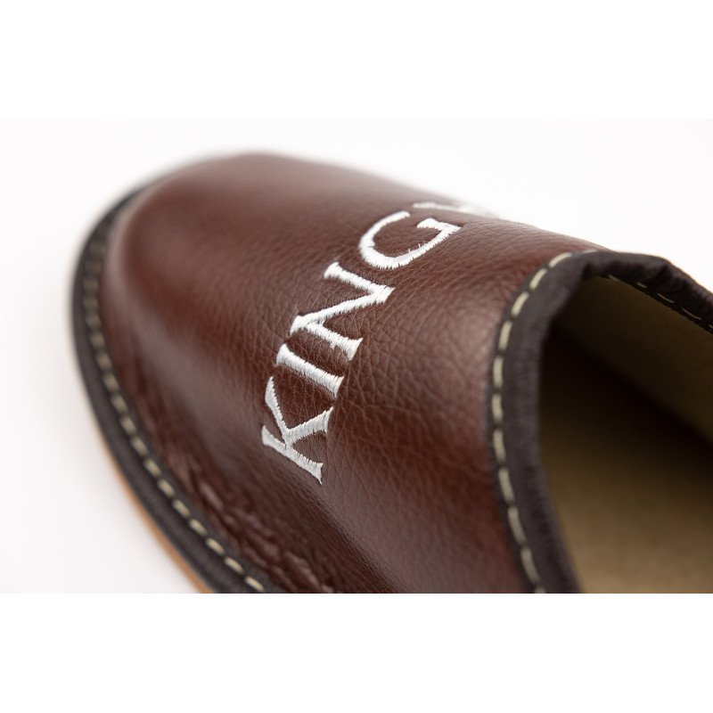 Kryte, brązowe pantofle domowe z napisem "King"