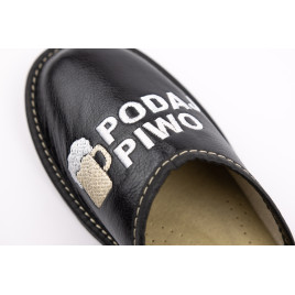 Zabawne pantofle męskie z napisem "Podaj Piwo", laczki męskie czarne - numer 099