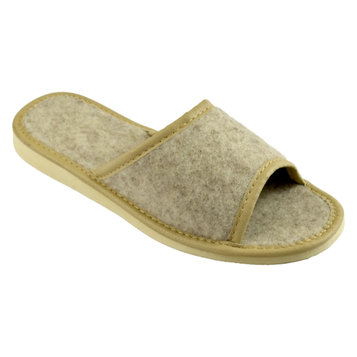 Kapcie z jasnego filcu, materiał pochodzenia włoskiego, naturalne obuwie domowe