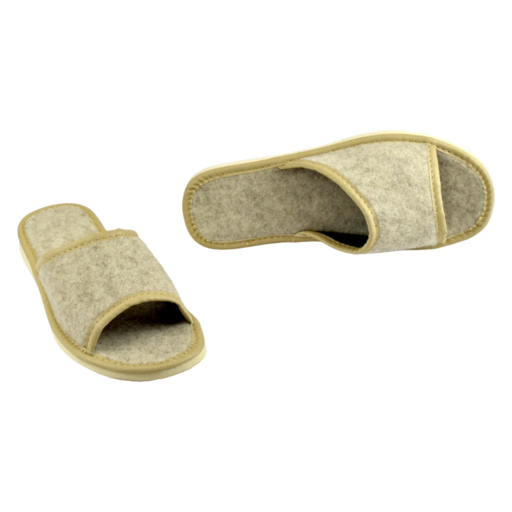 Kapcie z jasnego filcu, materiał pochodzenia włoskiego, naturalne obuwie domowe