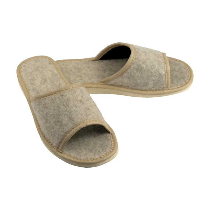 Kapcie z jasnego filcu, materiał pochodzenia włoskiego, naturalne obuwie domowe