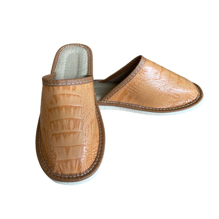 Kryte pantofle damskie domowe, tłoczone klapki domowe