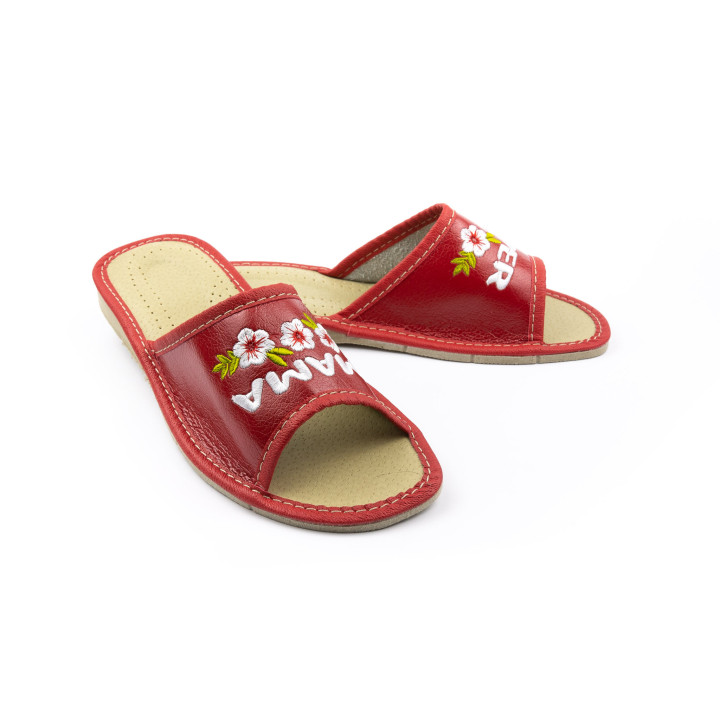 Czerwone pantofle damskie z napisem "Super Mama"