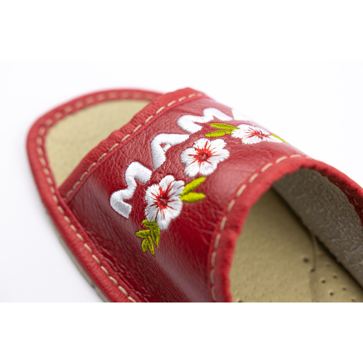 Czerwone pantofle damskie z napisem "Super Mama"