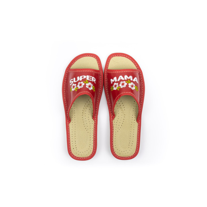 Czerwone pantofle damskie z napisem "Super Mama"