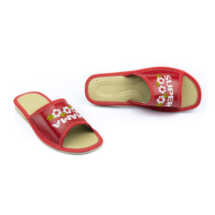 Czerwone pantofle damskie z napisem "Super Mama"