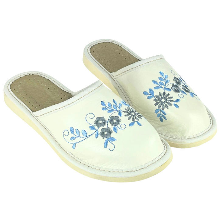 Kryte, białe kapcie damskie z motywami kwiatowymi, wygodne pantofle damskie