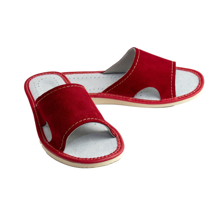 Zamszowe, czerwone pantofle damskie, skórzane klapki po domu z wycięciami na kostki
