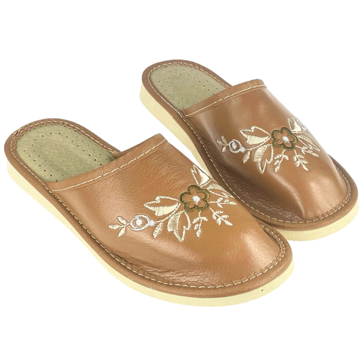 Kryte, brązowe kapcie damskie z motywami kwiatowymi, wygodne pantofle damskie