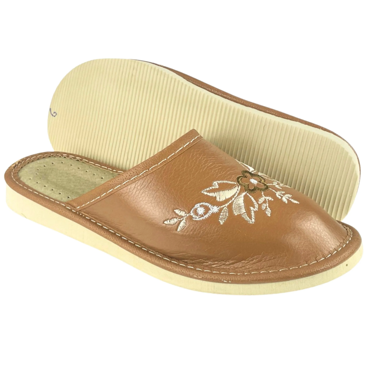 Kryte, brązowe kapcie damskie z motywami kwiatowymi, wygodne pantofle damskie