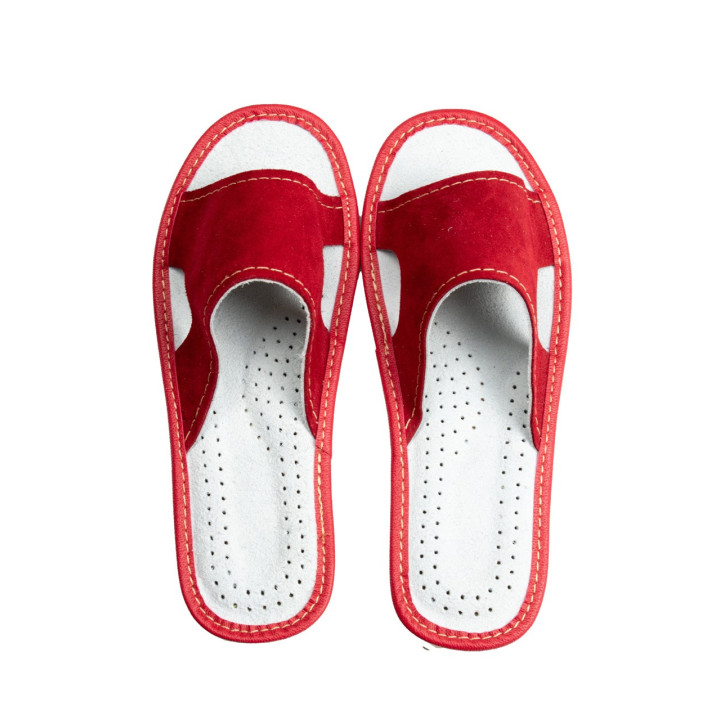 Zamszowe, czerwone pantofle damskie, skórzane klapki po domu z wycięciami na kostki