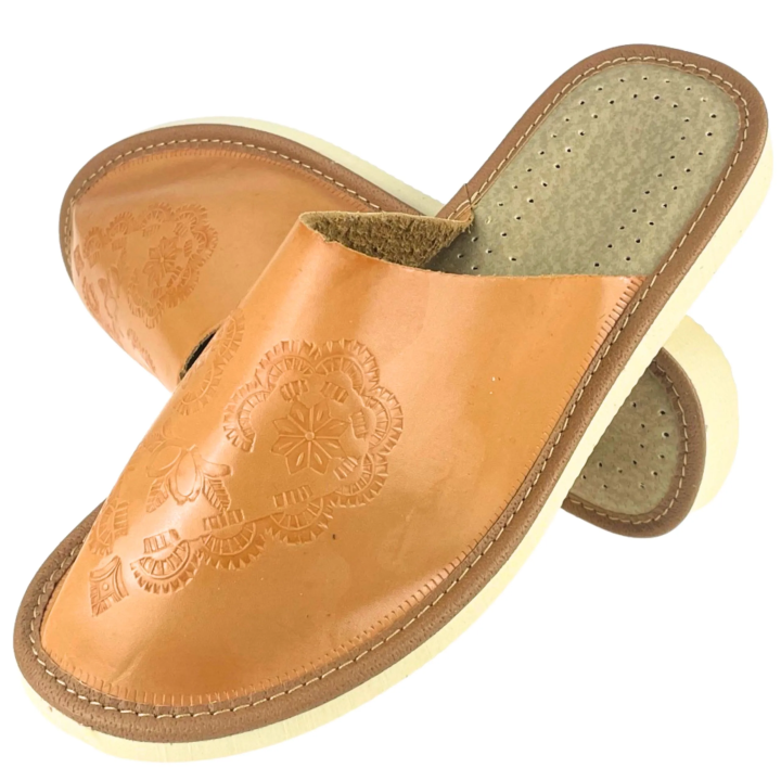 Kryte kapcie damskie w naturalnym kolorze brązowym