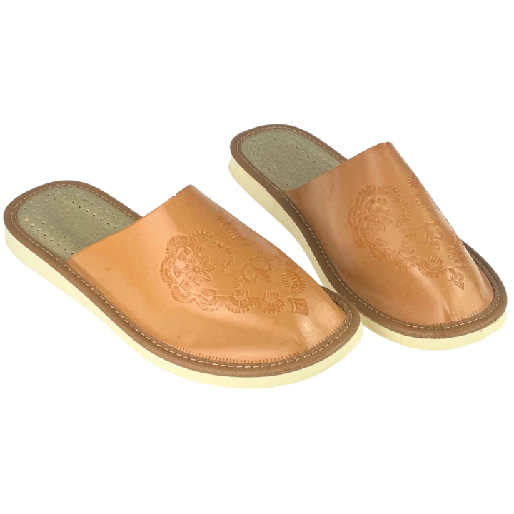 Kryte kapcie damskie w naturalnym kolorze brązowym