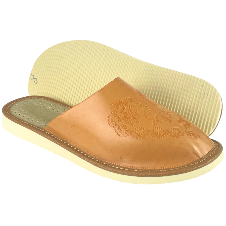 Kryte kapcie damskie w naturalnym kolorze brązowym