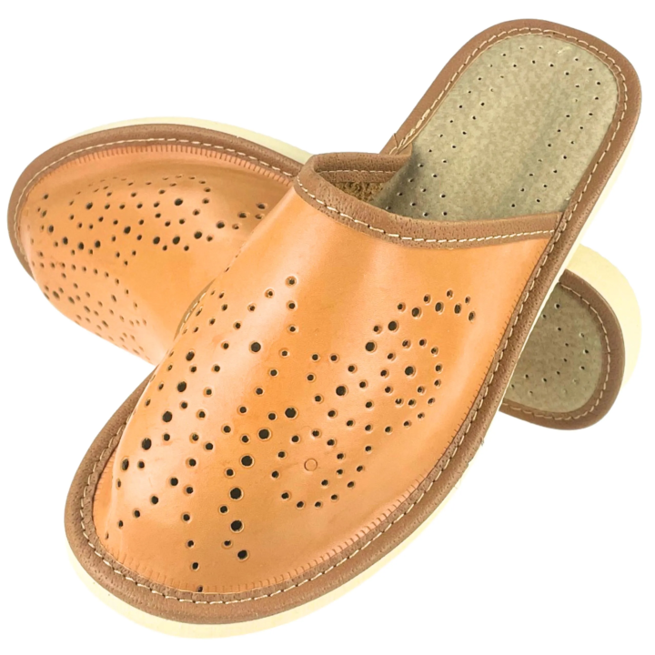 Kryte, ażurowe pantofle damskie w naturalnym odcieniu brązu