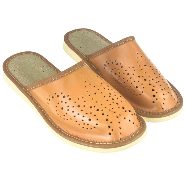 Kryte, ażurowe pantofle damskie w naturalnym odcieniu brązu