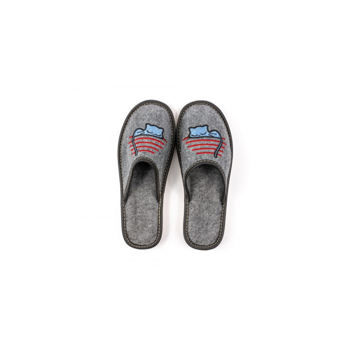 Filcowe kapcie domowe z grafiką kota, wygodne pantofle damskie