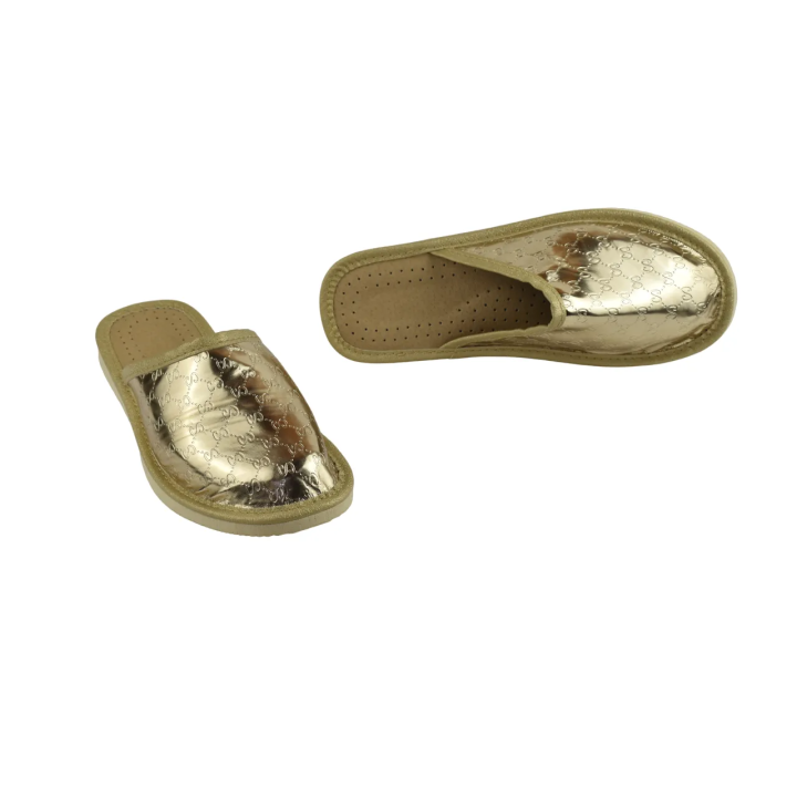 Kryte kapcie złote damskie z popularnym wzorem luksusu