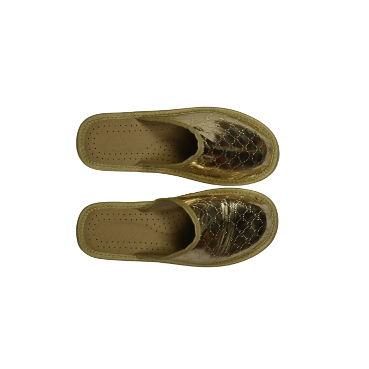 Kryte kapcie złote damskie z popularnym wzorem luksusu