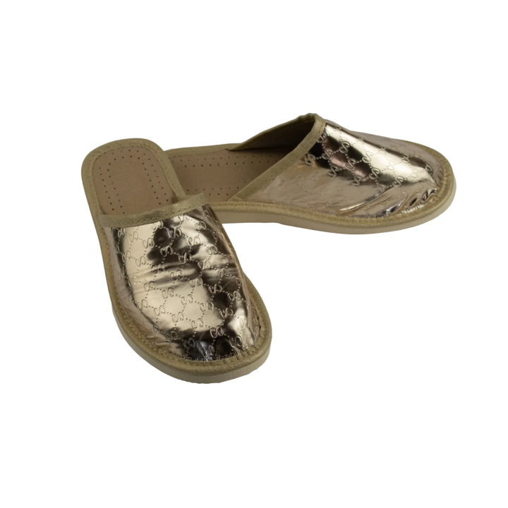 Kryte kapcie złote damskie z popularnym wzorem luksusu