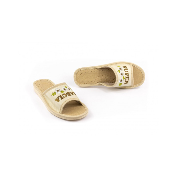 Kapcie idealne na Dzień Babci w kolorze beżowym, pantofle dla babci