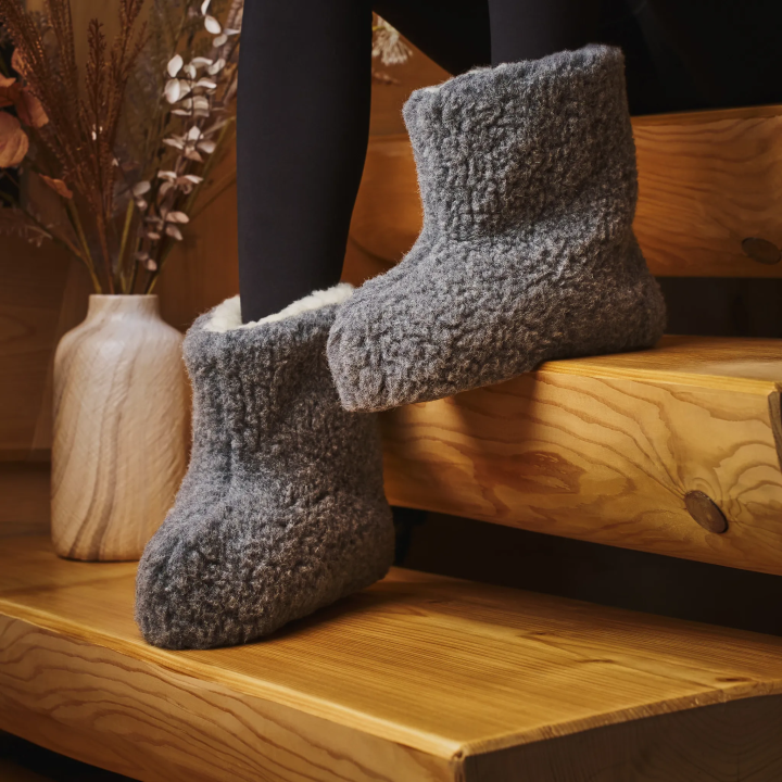 Ciemne bambosze domowe, kapcie wełniane góralskie puchate