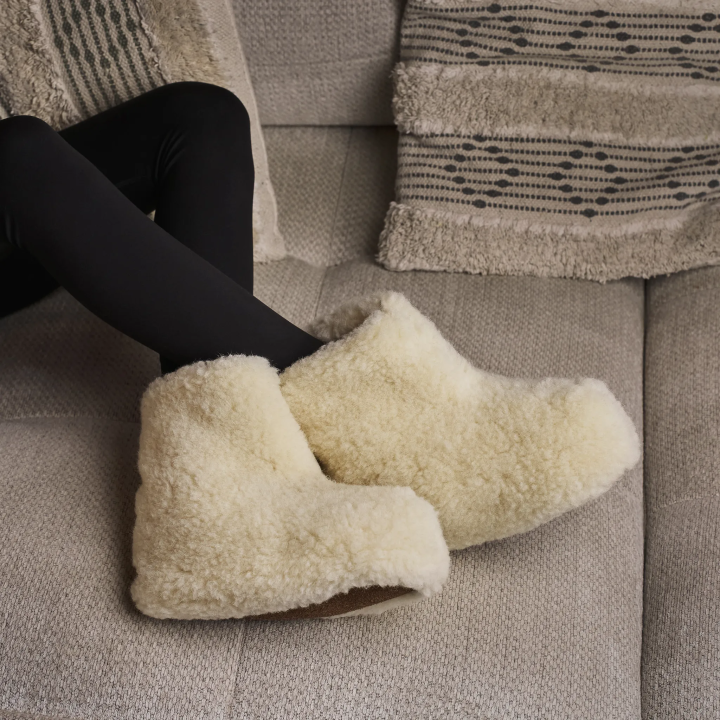 Białe bamboszki wełniane damskie i męskie, góralskie wełniaki domowe - numer 227