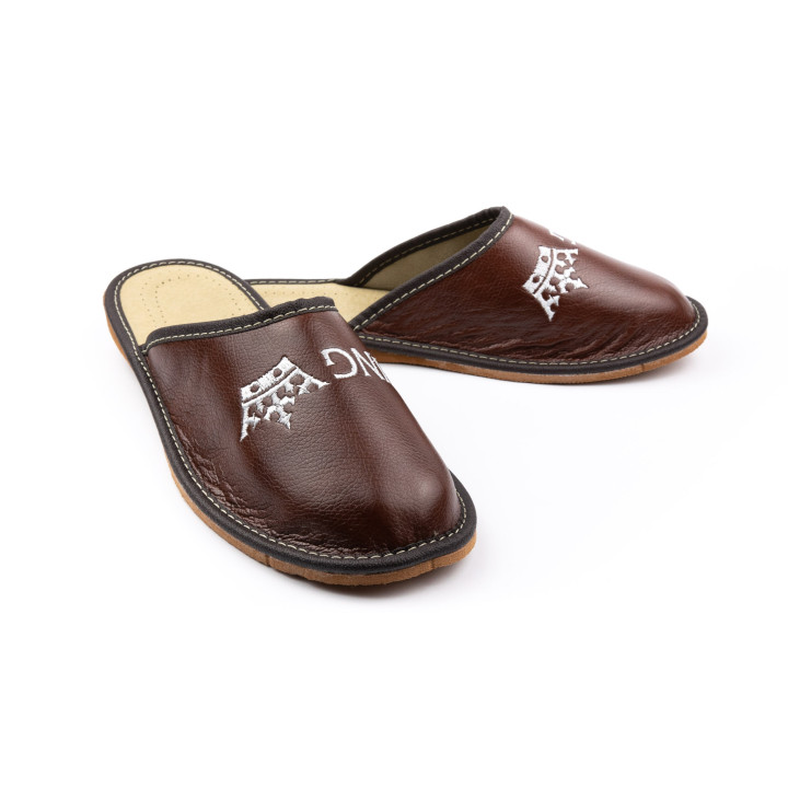 Kryte, brązowe pantofle domowe z napisem "King"