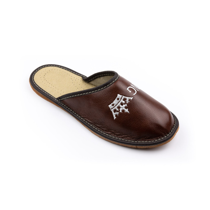 Kryte, brązowe pantofle domowe z napisem "King"