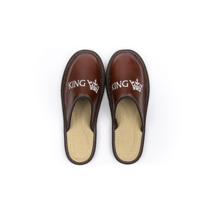 Kryte, brązowe pantofle domowe z napisem "King"