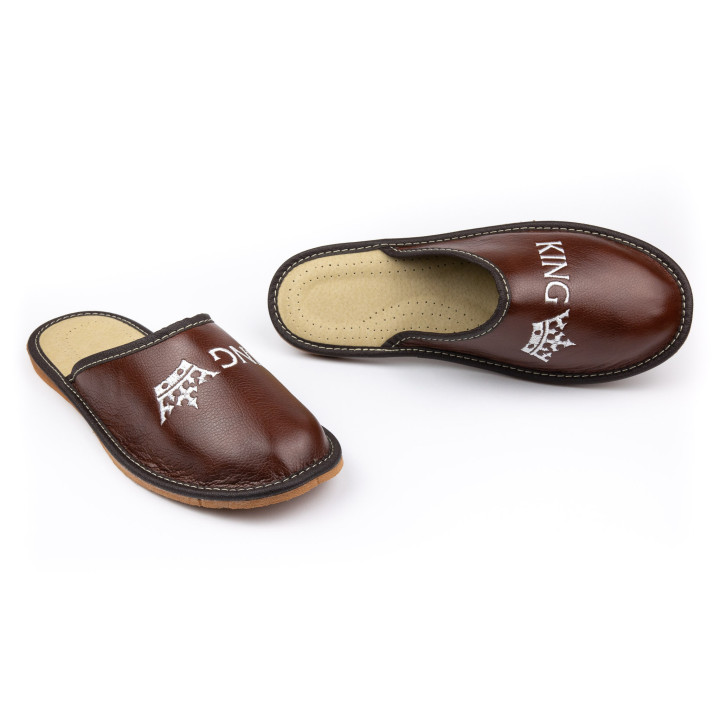 Kryte, brązowe pantofle domowe z napisem "King"