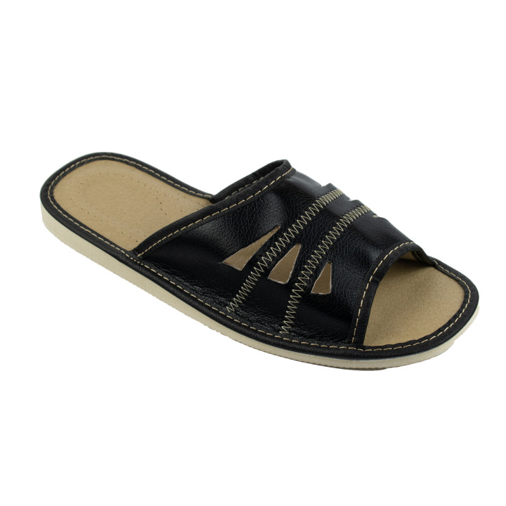 Czarne pantofle męskie z trójkątnymi wycięciami po bokach