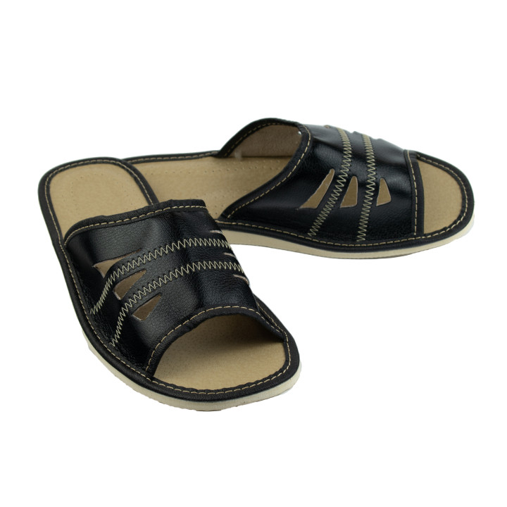 Czarne pantofle męskie z trójkątnymi wycięciami po bokach