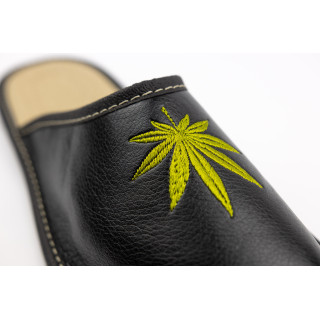 Śmieszne pantofle męskie, czarne kapcie "Zioło"