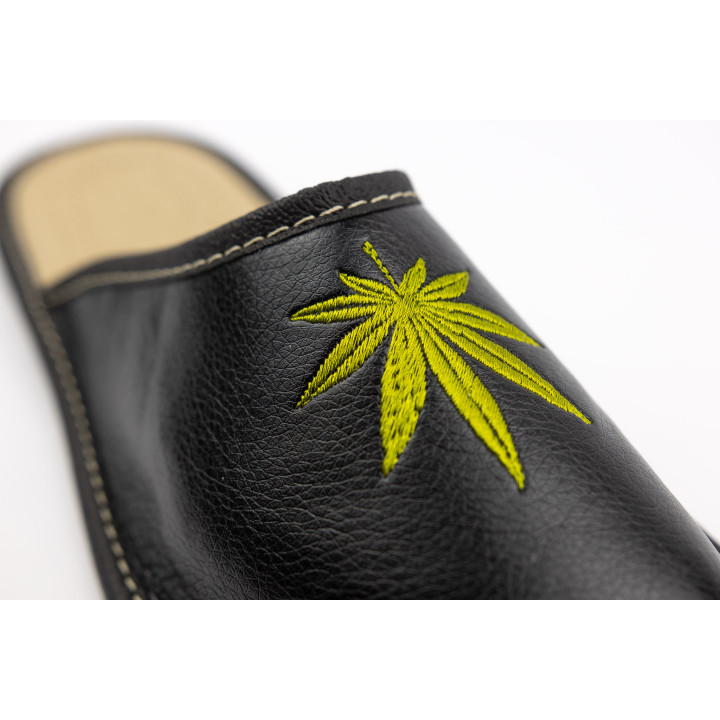 Śmieszne pantofle męskie, czarne kapcie "Zioło"