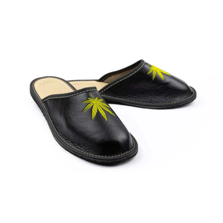 Śmieszne pantofle męskie, czarne kapcie "Zioło"