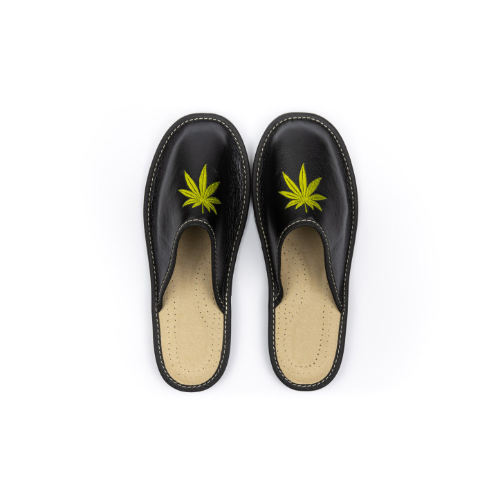 Śmieszne pantofle męskie, czarne kapcie "Zioło"