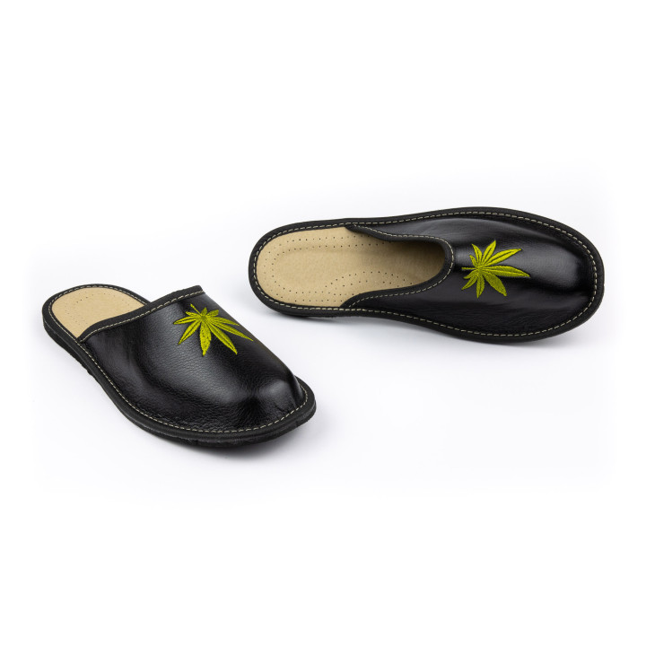 Śmieszne pantofle męskie, czarne kapcie "Zioło"